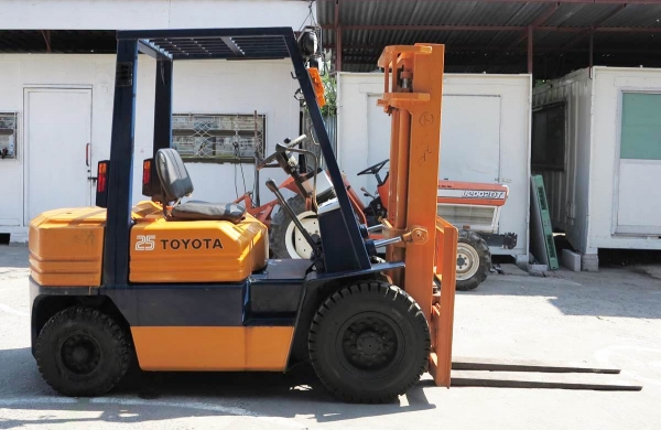 รถยกน้ำมันเบนซิน ขนาด 2.5 ตัน เสาสูง 3 เมตร Toyota 5FG25