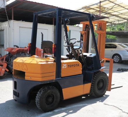 รถยกน้ำมันเบนซิน ขนาด 2.5 ตัน เสาสูง 3 เมตร Toyota 5FG25