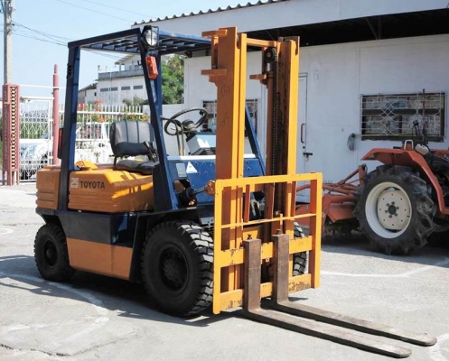 รถยกน้ำมันเบนซิน ขนาด 2.5 ตัน เสาสูง 3 เมตร Toyota 5FG25