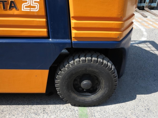 รถยกน้ำมันเบนซิน ขนาด 2.5 ตัน เสาสูง 3 เมตร Toyota 5FG25