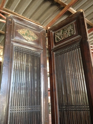 บานประตูไม้สักรุ่นเก่า