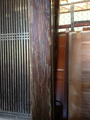 บานประตูไม้สักรุ่นเก่า