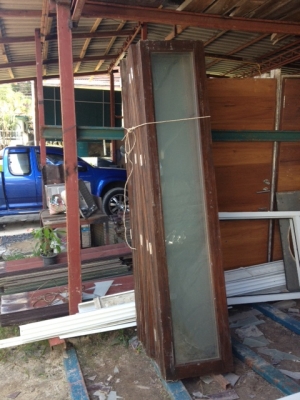 บานประตูไม้สักรุ่นเก่า