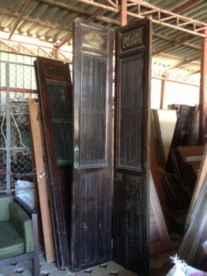 บานประตูไม้สักรุ่นเก่า