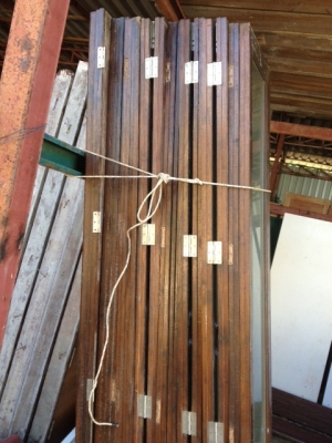 บานประตูไม้สักรุ่นเก่า