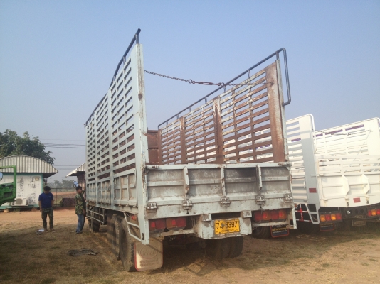 อีกคันครับสีขาวตามสภาพรถวิ่งอยู่ครับรถห้างเดิมๆ HINO สิงห์ไฮเทคเครื่อง JO8C ระบบน้ำมัน เพลาเดียว กระบะยาว 7.20 เมตร รถห้างเดิมตามสภาพพร้อมวิ่งทะเบียนพร้อมขายตามสภาพไม่แพงรีบเลยครับ