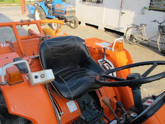 รถแทรกเตอร์ คูโบต้า L2002DT ขับเคลื่อน 4 ล้อ มือสองญี่ปุ่น