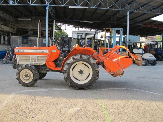 รถแทรกเตอร์ คูโบต้า L2002DT ขับเคลื่อน 4 ล้อ มือสองญี่ปุ่น