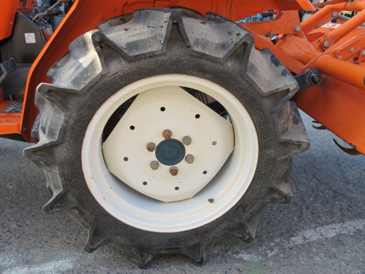 รถแทรกเตอร์ คูโบต้า L2002DT ขับเคลื่อน 4 ล้อ มือสองญี่ปุ่น