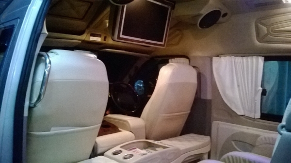 ขายรถตู้ VIP มือเดียวออกห้างฯป้ายแดง ปี50 ไม่ค่อยได้ใช้ครับ