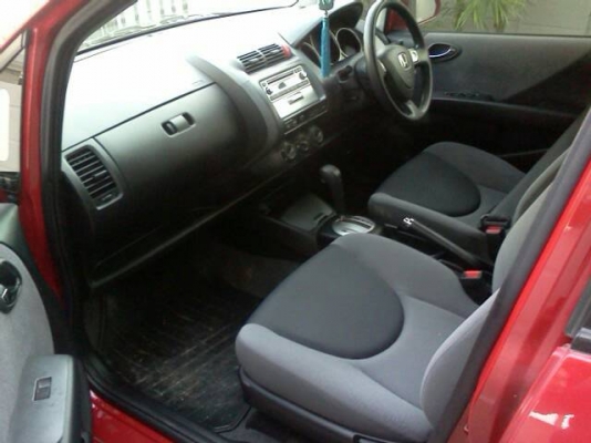 ขายดาวน์ 60,000 เปลี่ยนสัญญาซื้อขาย HONDA  JAZZ ปี 2004 สีแดง