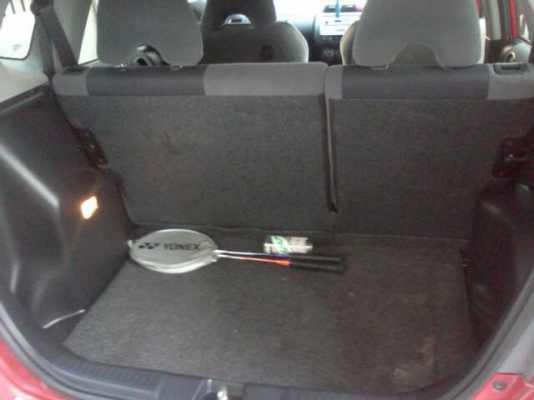 ขายดาวน์ 60,000 เปลี่ยนสัญญาซื้อขาย HONDA  JAZZ ปี 2004 สีแดง