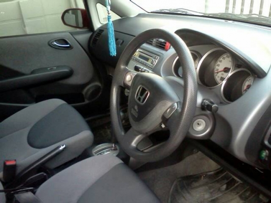 ขายดาวน์ 60,000 เปลี่ยนสัญญาซื้อขาย HONDA  JAZZ ปี 2004 สีแดง