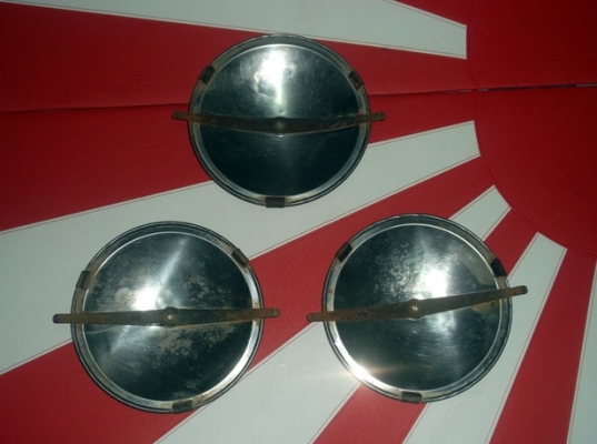 ขายฝาตบซีตรอง ของเเท้ มีมา 3 ฝาครับเเละล้อกระทะซีตรอง ของเเท้ มีมา4 วงครับ3 รู