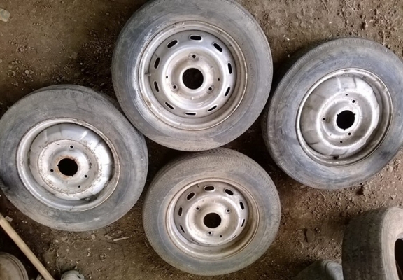 ขายฝาตบซีตรอง ของเเท้ มีมา 3 ฝาครับเเละล้อกระทะซีตรอง ของเเท้ มีมา4 วงครับ3 รู