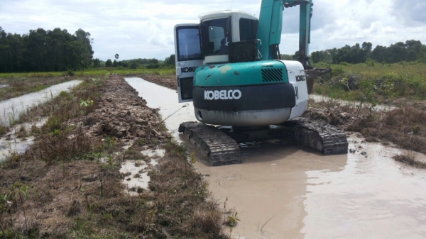 แบคโฮ KOBELCO SK75 เก่านอก 6เดือน บูมสไลรถทำงานอยู่