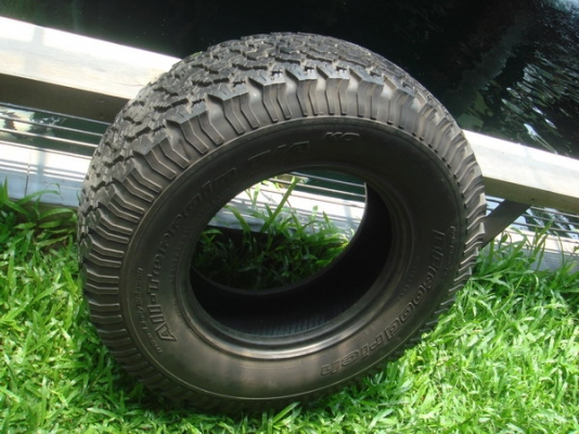 ขาย ยาง BF-Goodrich AT 265/75/ ขอบ16 1เส้นสวยดอกเยอะอยู่ครับ ขาย ยาง BF-Goodrich AT 265/75/ ขอบ16 1เส้นสวยดอกเยอะอยู่ครับ