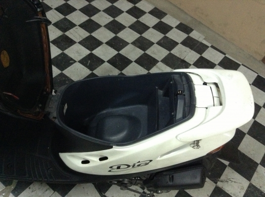 ขาย!!! ฮอนด้าดีโอ้ สต๊าทมือและเท้า ปีที่ซื้อ53 รถเครื่องดีคับ มีกล่องเก็บของใต้เบาะคับ