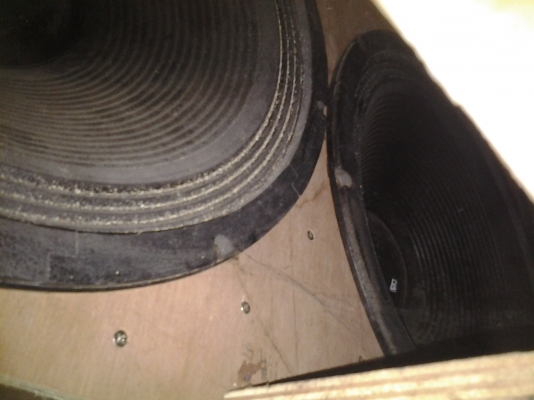 ขายตู้พร้อมดอก18นิ้วตู้ละสองดอกสองตู้8500ครับ ขายตู้พร้อมดอก18นิ้วตู้ละสองดอกสองตู้8500ครับ