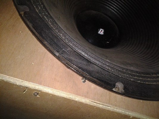 ขายตู้พร้อมดอก18นิ้วตู้ละสองดอกสองตู้8500ครับ