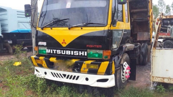 รถมิตซู 6 ล้อดั้ม 165 แรงม้า. สนใจติดต่อ 081 - 6079515