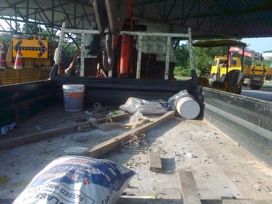 รถฮีโน่ 6 ล้อ ติดเครน 2.5 ตัน. FB112  117 แรงม้า.  สนใจติดต่อ 081 - 6079515