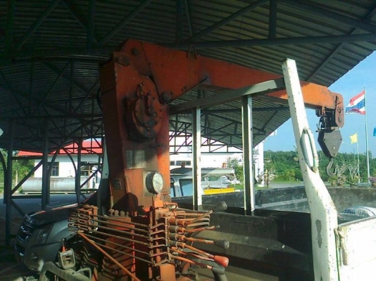 รถฮีโน่ 6 ล้อ ติดเครน 2.5 ตัน. FB112  117 แรงม้า.  สนใจติดต่อ 081 - 6079515