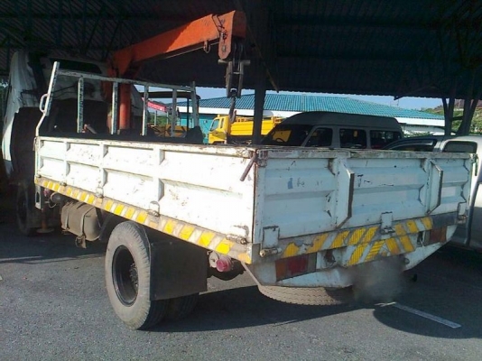 รถฮีโน่ 6 ล้อ ติดเครน 2.5 ตัน. FB112  117 แรงม้า.  สนใจติดต่อ 081 - 6079515