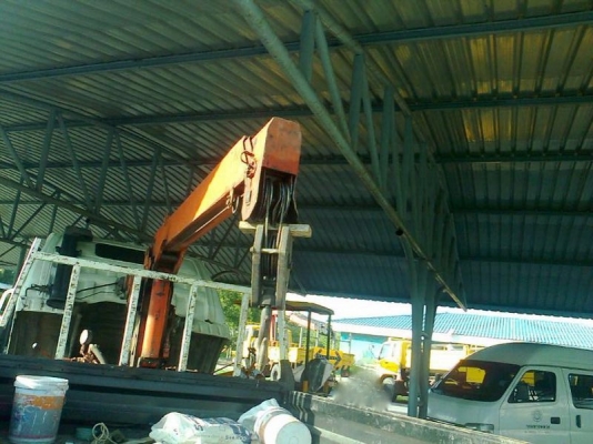 รถฮีโน่ 6 ล้อ ติดเครน 2.5 ตัน. FB112  117 แรงม้า.  สนใจติดต่อ 081 - 6079515