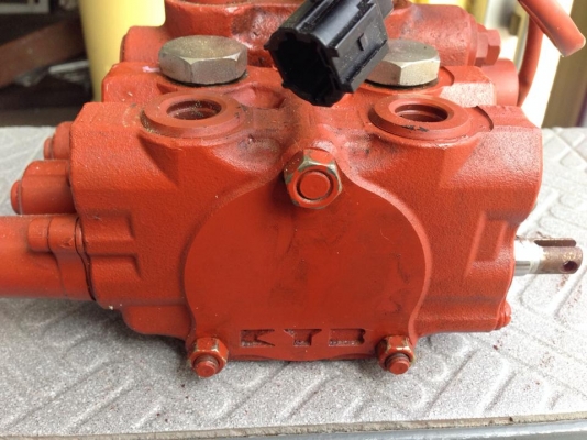 ขาย คอนโทรลวาล์ว  ( Control valve)  รถฟอล์คลิฟต์ KOMATSU
