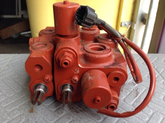 ขาย คอนโทรลวาล์ว  ( Control valve)  รถฟอล์คลิฟต์ KOMATSU