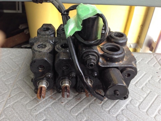 ขาย คอนโทรลวาล์ว  ( Control valve)  รถฟอล์คลิฟต์ KOMATSU