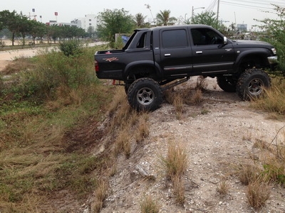 รถ BIG FOOT TIGER TOP SPORT CURISER 4WD 4DOOR 2.5 D4D COMMOMRAIL TURBO ABS ยาง40นิ้ว ยกสูง10นิ้ว