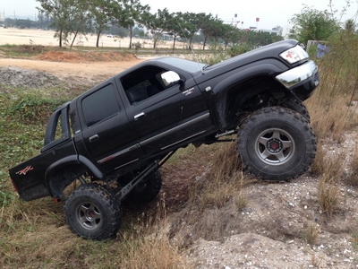 รถ BIG FOOT TIGER TOP SPORT CURISER 4WD 4DOOR 2.5 D4D COMMOMRAIL TURBO ABS ยาง40นิ้ว ยกสูง10นิ้ว