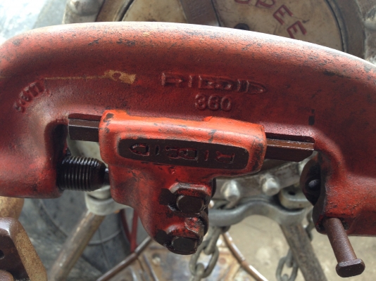 ขายเครื่องตร๊าปเกลียว REX ทำแท่นตั้งไว้แล้ว พร้อมใช้งาน