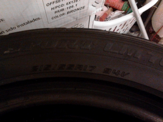 ขายยางเปอร์เซนต์  dunlop sp sport lm703 215/55/17 ปี 2011สี่เส้น 1500