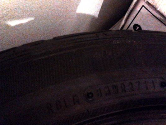 ขายยางเปอร์เซนต์  dunlop sp sport lm703 215/55/17 ปี 2011สี่เส้น 1500