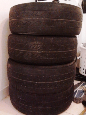 ขายยางเปอร์เซนต์  dunlop sp sport lm703 215/55/17 ปี 2011สี่เส้น 1500