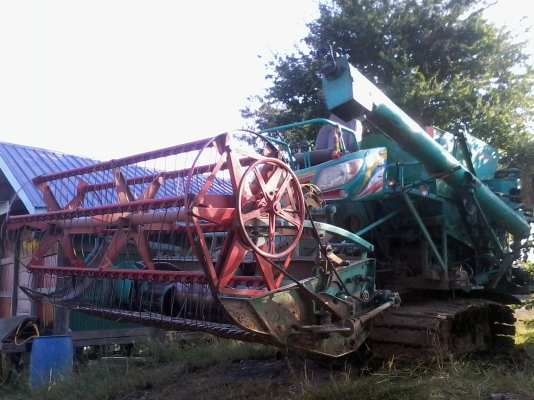 ขายรถเกี่ยวสภาพดี ใช้งานน้อย 4-5 ปี 081-0745778 ลุงโหนกรับสายเด้อ รถเกี่ยวนาปีใช้งานน้อยเพราะเจ้าของมีรถหลายคันไม่มีเวลาออกไปหางานต่างจังหวัดได้ใช้งานแค่ปีละครั้ง จึงขายเพื่อเอาทุนคืน