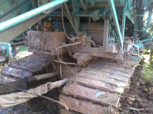 ขายรถเกี่ยวสภาพดี ใช้งานน้อย 4-5 ปี 081-0745778 ลุงโหนกรับสายเด้อ รถเกี่ยวนาปีใช้งานน้อยเพราะเจ้าของมีรถหลายคันไม่มีเวลาออกไปหางานต่างจังหวัดได้ใช้งานแค่ปีละครั้ง จึงขายเพื่อเอาทุนคืน