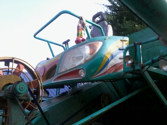 ขายรถเกี่ยวสภาพดี ใช้งานน้อย 4-5 ปี 081-0745778 ลุงโหนกรับสายเด้อ รถเกี่ยวนาปีใช้งานน้อยเพราะเจ้าของมีรถหลายคันไม่มีเวลาออกไปหางานต่างจังหวัดได้ใช้งานแค่ปีละครั้ง จึงขายเพื่อเอาทุนคืน