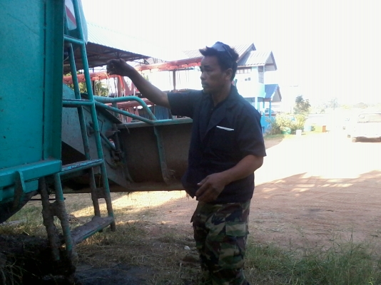 ขายรถเกี่ยวสภาพดี ใช้งานน้อย 4-5 ปี 081-0745778 ลุงโหนกรับสายเด้อ รถเกี่ยวนาปีใช้งานน้อยเพราะเจ้าของมีรถหลายคันไม่มีเวลาออกไปหางานต่างจังหวัดได้ใช้งานแค่ปีละครั้ง จึงขายเพื่อเอาทุนคืน