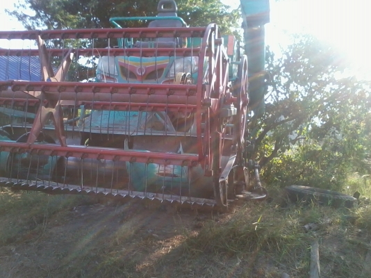 ขายรถเกี่ยวสภาพดี ใช้งานน้อย 4-5 ปี 081-0745778 ลุงโหนกรับสายเด้อ รถเกี่ยวนาปีใช้งานน้อยเพราะเจ้าของมีรถหลายคันไม่มีเวลาออกไปหางานต่างจังหวัดได้ใช้งานแค่ปีละครั้ง จึงขายเพื่อเอาทุนคืน