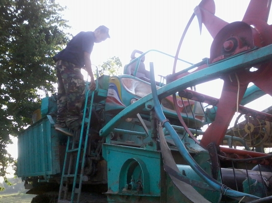 ขายรถเกี่ยวสภาพดี ใช้งานน้อย 4-5 ปี 081-0745778 ลุงโหนกรับสายเด้อ รถเกี่ยวนาปีใช้งานน้อยเพราะเจ้าของมีรถหลายคันไม่มีเวลาออกไปหางานต่างจังหวัดได้ใช้งานแค่ปีละครั้ง จึงขายเพื่อเอาทุนคืน