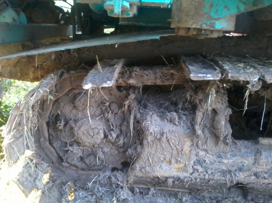 ขายรถเกี่ยวสภาพดี ใช้งานน้อย 4-5 ปี 081-0745778 ลุงโหนกรับสายเด้อ รถเกี่ยวนาปีใช้งานน้อยเพราะเจ้าของมีรถหลายคันไม่มีเวลาออกไปหางานต่างจังหวัดได้ใช้งานแค่ปีละครั้ง จึงขายเพื่อเอาทุนคืน