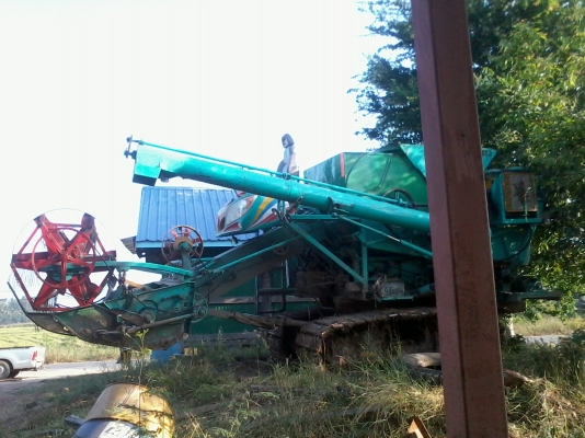 ขายรถเกี่ยวสภาพดี ใช้งานน้อย 4-5 ปี 081-0745778 ลุงโหนกรับสายเด้อ รถเกี่ยวนาปีใช้งานน้อยเพราะเจ้าของมีรถหลายคันไม่มีเวลาออกไปหางานต่างจังหวัดได้ใช้งานแค่ปีละครั้ง จึงขายเพื่อเอาทุนคืน