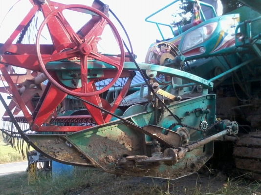 ขายรถเกี่ยวสภาพดี ใช้งานน้อย 4-5 ปี 081-0745778 ลุงโหนกรับสายเด้อ รถเกี่ยวนาปีใช้งานน้อยเพราะเจ้าของมีรถหลายคันไม่มีเวลาออกไปหางานต่างจังหวัดได้ใช้งานแค่ปีละครั้ง จึงขายเพื่อเอาทุนคืน