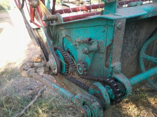 ขายรถเกี่ยวสภาพดี ใช้งานน้อย 4-5 ปี 081-0745778 ลุงโหนกรับสายเด้อ รถเกี่ยวนาปีใช้งานน้อยเพราะเจ้าของมีรถหลายคันไม่มีเวลาออกไปหางานต่างจังหวัดได้ใช้งานแค่ปีละครั้ง จึงขายเพื่อเอาทุนคืน