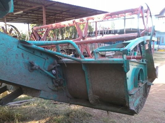 ขายรถเกี่ยวสภาพดี ใช้งานน้อย 4-5 ปี 081-0745778 ลุงโหนกรับสายเด้อ รถเกี่ยวนาปีใช้งานน้อยเพราะเจ้าของมีรถหลายคันไม่มีเวลาออกไปหางานต่างจังหวัดได้ใช้งานแค่ปีละครั้ง จึงขายเพื่อเอาทุนคืน