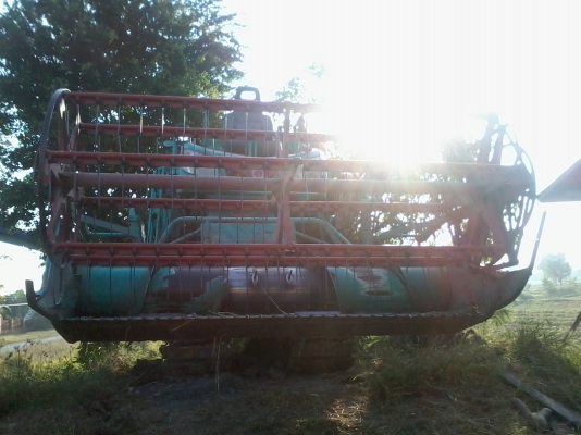 ขายรถเกี่ยวสภาพดี ใช้งานน้อย 4-5 ปี 081-0745778 ลุงโหนกรับสายเด้อ รถเกี่ยวนาปีใช้งานน้อยเพราะเจ้าของมีรถหลายคันไม่มีเวลาออกไปหางานต่างจังหวัดได้ใช้งานแค่ปีละครั้ง จึงขายเพื่อเอาทุนคืน